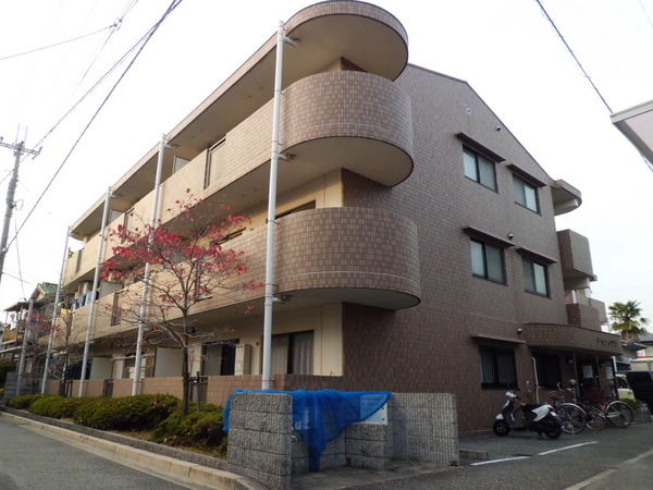 建物外観　敷地内に駐車場があります♪