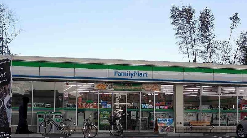 コンビニ　ファミリーマート鈴鹿下箕田店（コンビニ）まで773m