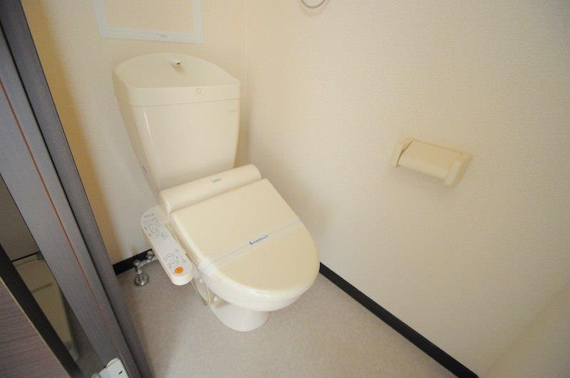 トイレ　快適な温水洗浄便座付きトイレになります。