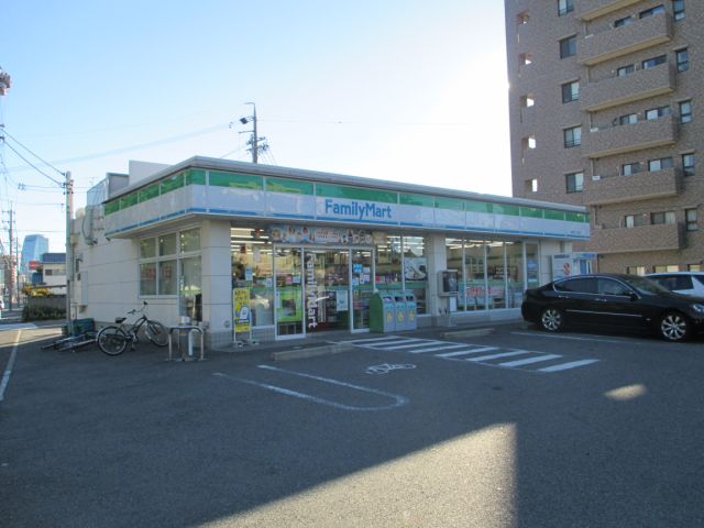 コンビニ　ファミリーマート（コンビニ）まで70m