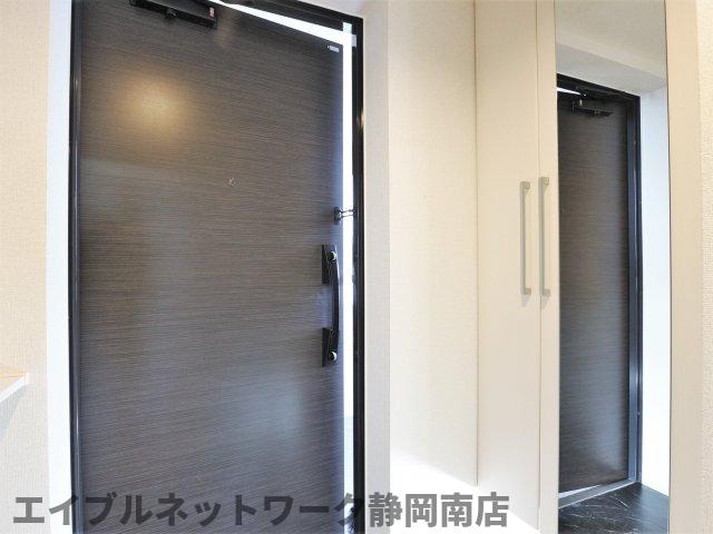 玄関　収納もある玄関です