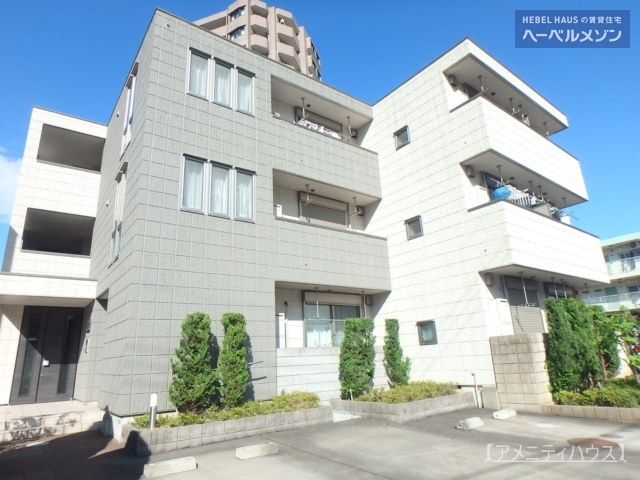 建物外観　●ツートーンで　落着いた雰囲気の外観。