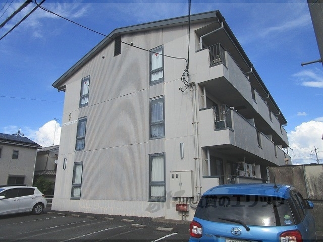 亀岡市大井町小金岐のアパートの建物外観