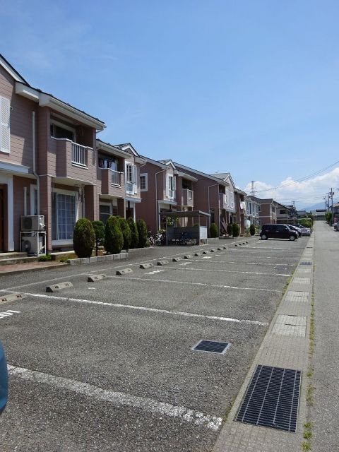 【長野市豊野町蟹沢のアパートの駐車場】