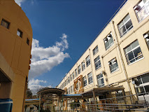 小学校　神戸市立本山第三小学校（小学校）まで103m