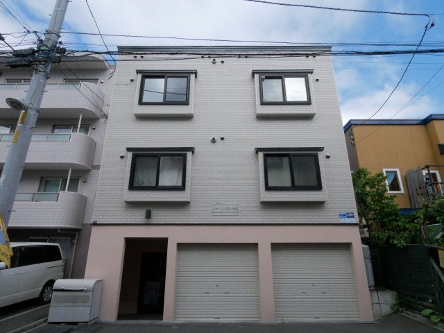 札幌市中央区南十三条西のアパートの建物外観