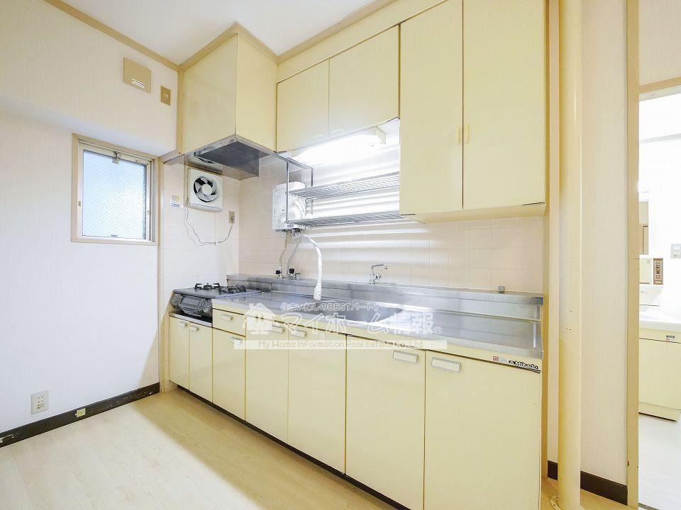 キッチン　キッチン周りにはタイルが貼ってあるのでお手入れ簡単