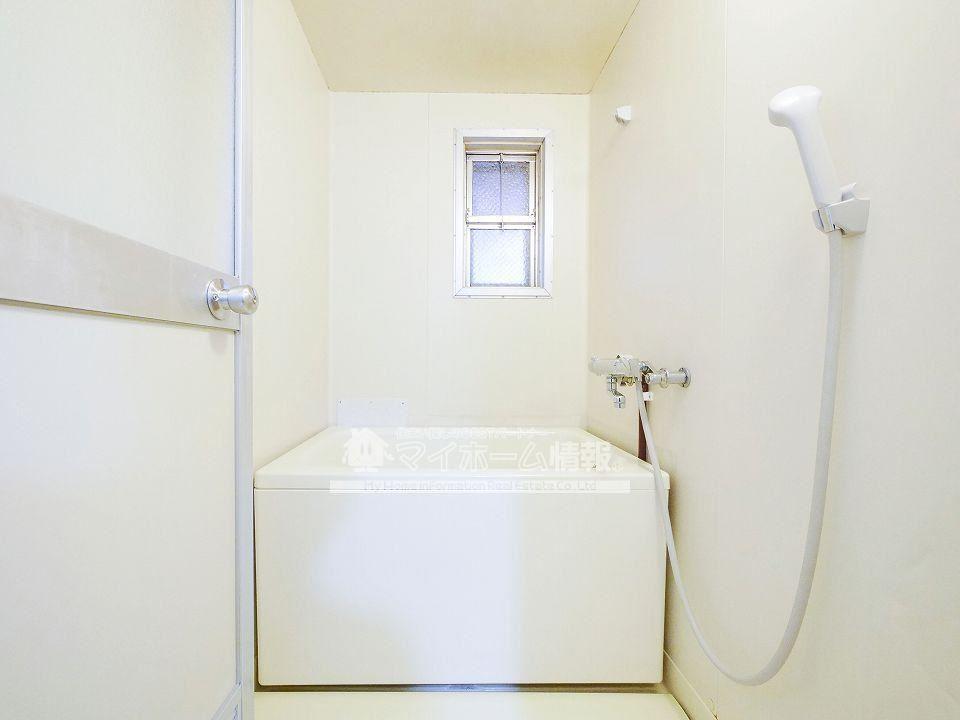 バス・シャワールーム　小窓が付いてて換気もラクラク♪カビ予防にも効果的☆