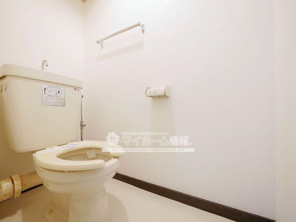 トイレ　背面棚がある清潔的なトイレです♪