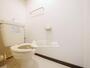 トイレ　背面棚がある清潔的なトイレです♪