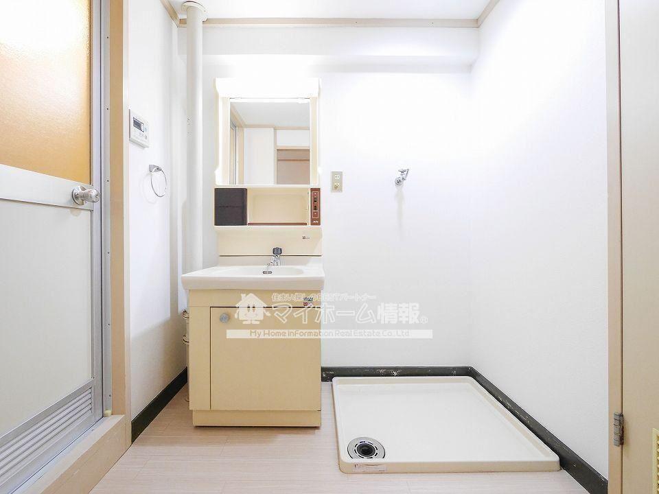 洗面設備　清潔感溢れる明るい洗面脱衣室！