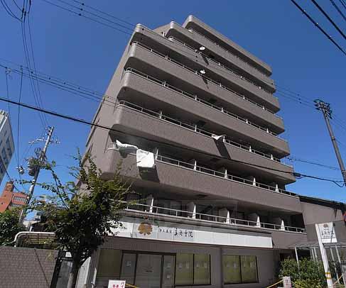 京都市下京区東塩小路町のマンションの建物外観