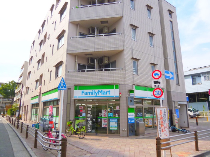 コンビニ　ファミリーマート芦花公園駅南店（コンビニ）まで120m
