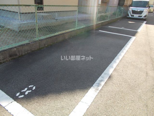 【名張市栄町のマンションの駐車場】