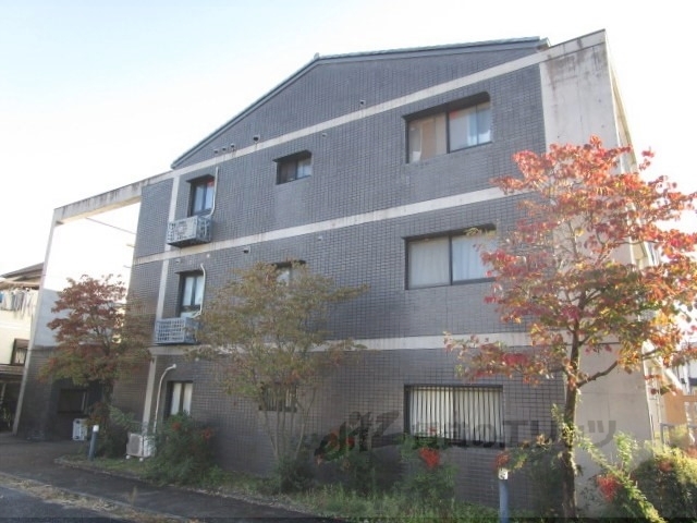 京都市西京区山田弦馳町のマンションの建物外観