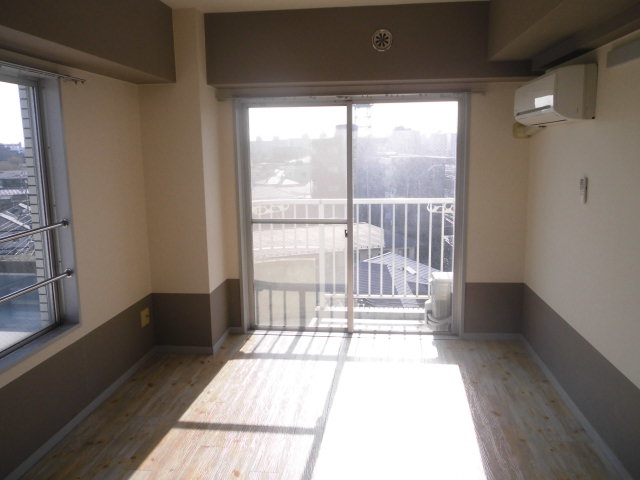 建物外観　おしゃれな壁／床です・エアコン完備・ＮＴＴ光／ＣＡＴＶ対応