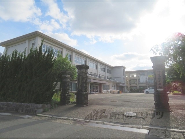 中学校　南陵中学校（中学校）まで1800m