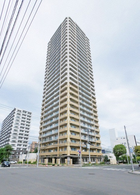 【札幌市中央区北三条西のマンションの建物外観】