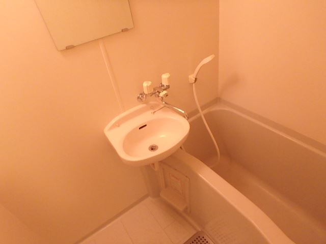 バス・シャワールーム　洗面器付きの浴室です。