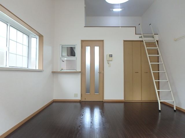 その他部屋・スペース　角部屋なので出窓があります。