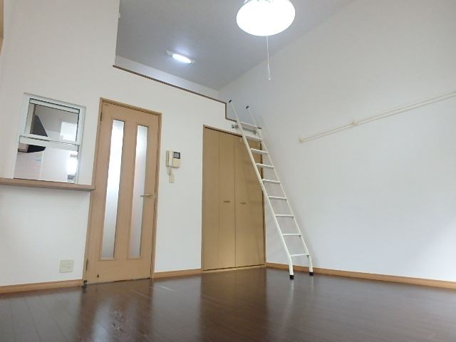 居室・リビング　天井が高く開放感のあるリビングです。