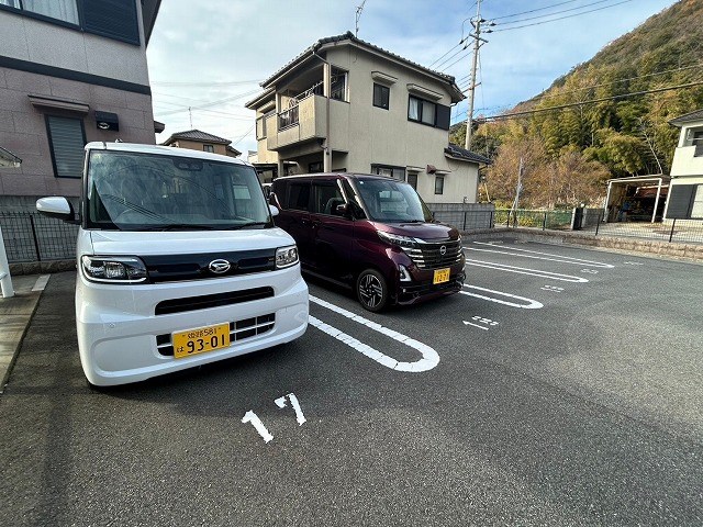 【姫路市勝原区山戸のマンションの駐車場】