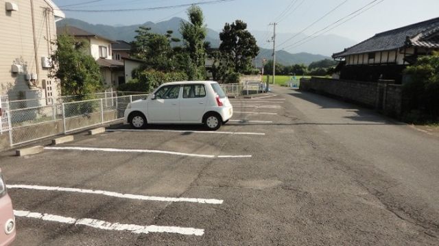 【ホワイトビューラーの駐車場】