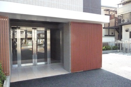 【調布市飛田給のマンションのエントランス】