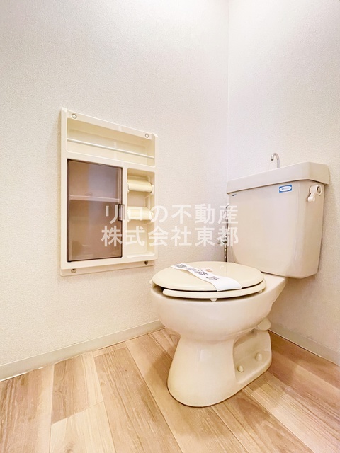 トイレ　白基調で清潔感のあるトイレです♪