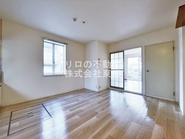 居室・リビング　ダイニングテーブルを置いたり自由にレイアウトできます☆