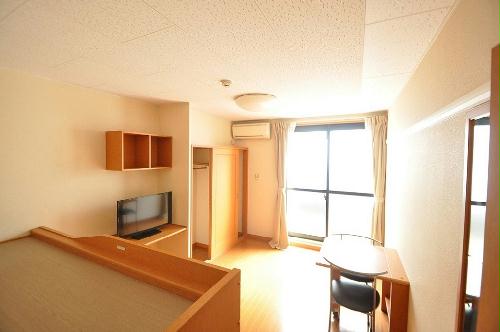 居室・リビング　開放的な窓があり明るい空間です