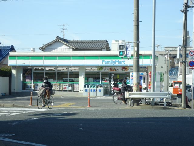 コンビニ　ファミリーマート（コンビニ）まで190m