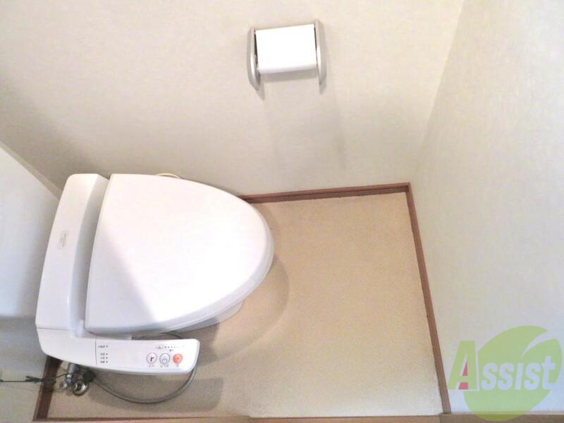 トイレ　温水洗浄便座ですね。快適ですね。スペースも十分ありますね