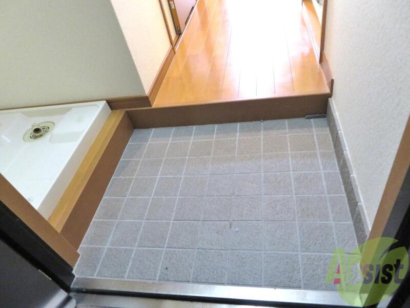 玄関　玄関はきれいですね。靴が何足か置けるスペースがありますね