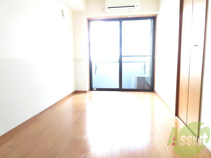 居室・リビング　床の色も明るめでお部屋も明るくみえて、いいですね。