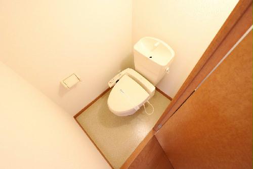 トイレ　快適な温水洗浄便座付きトイレになります。