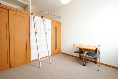 居室・リビング　ロフトタイプは天井が高く開放的な窓から日が差し込みます！