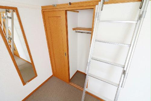 収納　ハシゴを付け替えればクローゼットの上も収納活用が可能！