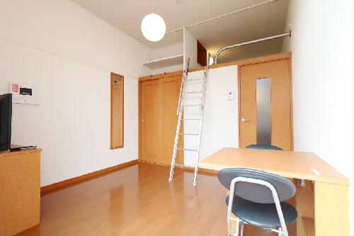 居室・リビング　１Fはフローリング仕様・２Ｆは絨毯仕様になります。