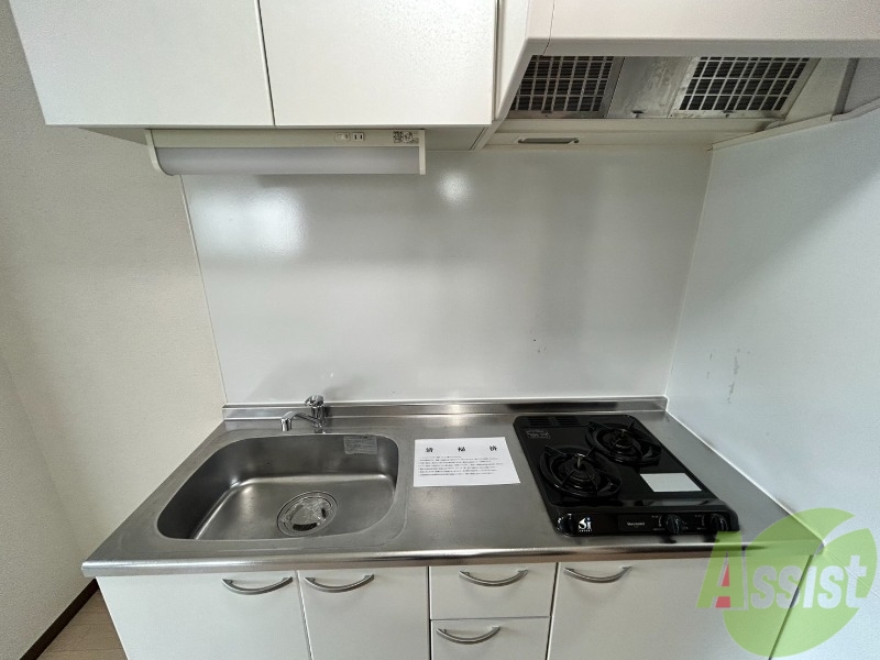 キッチン　キッチンはコンロが２口付いているので料理もしやすいです。