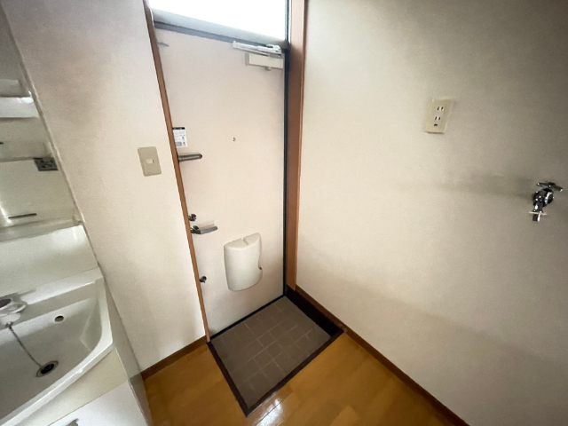 玄関　玄関にポストがあります。