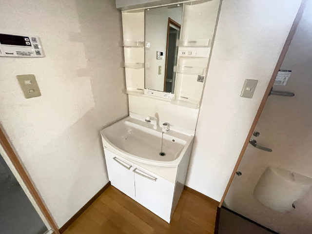 洗面設備　朝の身支度に使える洗面台です。