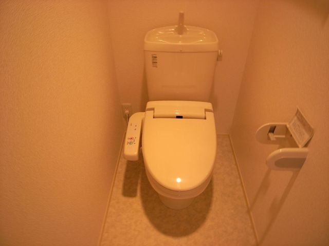 トイレ　別号室写真です。