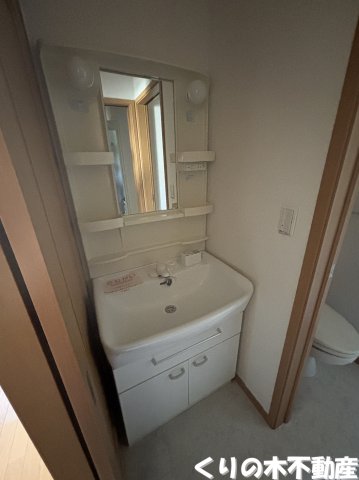 洗面設備　反転タイプのお部屋です（現況を優先します）