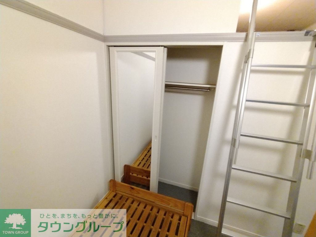 その他部屋・スペース　開き戸が姿見になっています。