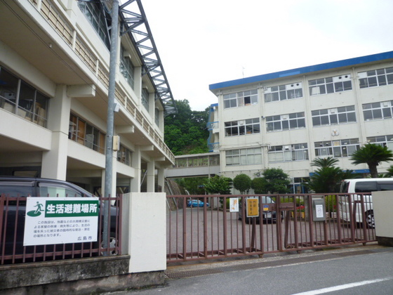 小学校　広島市立牛田新町小学校（小学校）まで620m