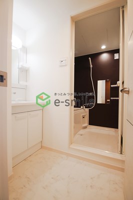 洗面設備　ゆったりとスペースのある洗面所