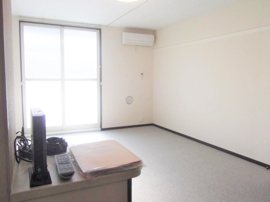 居室・リビング　同タイプ物件の為、形状や間取寸法、色調等が実際とは異なります