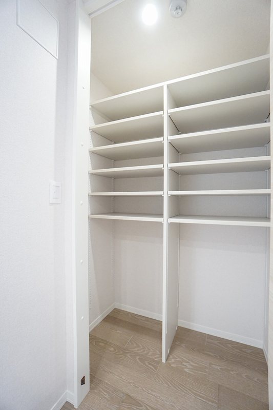 その他設備　LDK収納　季節物や日用品のストック場所として役立ちます。