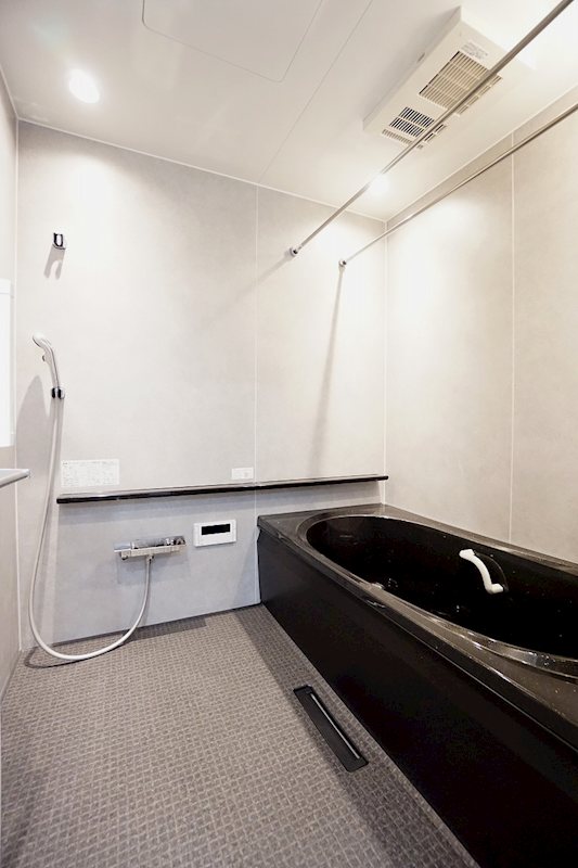 バス・シャワールーム　浴槽サイズ1618の大きなバスタブで足を伸ばしてリラックス。
